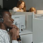 Call-Center-Mitarbeiter mit Headset als Motiv für Lieferantenkontakt und Eskalation im IT-Ausfall