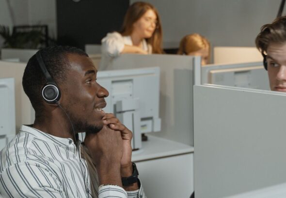 Call-Center-Mitarbeiter mit Headset als Motiv für Lieferantenkontakt und Eskalation im IT-Ausfall