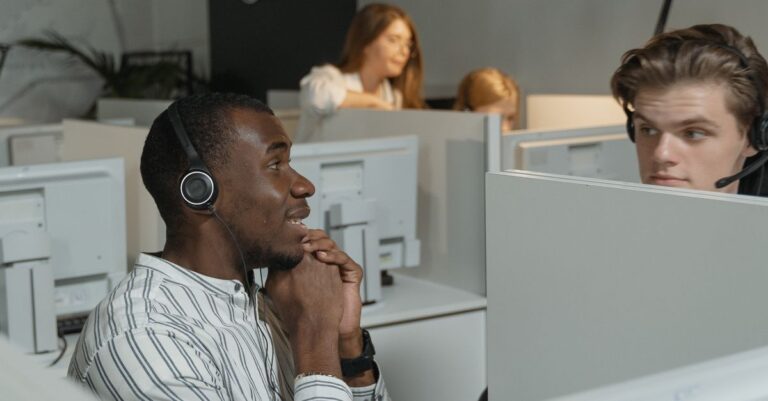 Call-Center-Mitarbeiter mit Headset als Motiv für Lieferantenkontakt und Eskalation im IT-Ausfall