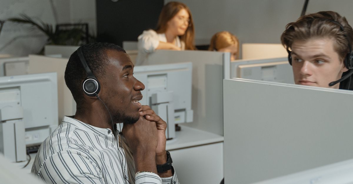 Call-Center-Mitarbeiter mit Headset als Motiv für Lieferantenkontakt und Eskalation im IT-Ausfall