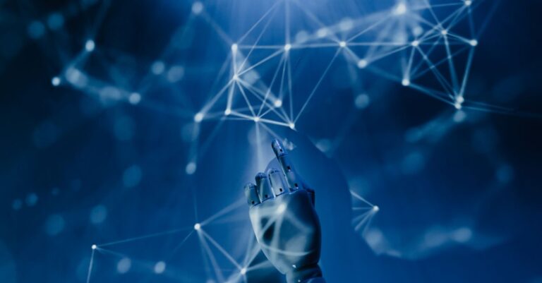 Roboterhand vor Netzwerkvisualisierung als Symbol für KI-Agenten und Kontrolle im IT-Betrieb