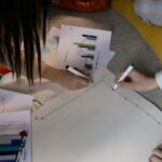 Menschen planen eine Rückfallroute für einen SaaS-Dienst anhand von Diagrammen