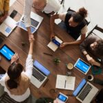 Handschlag nach Service-Workshop als Symbol für Zertifizierungsnutzen im ITSM