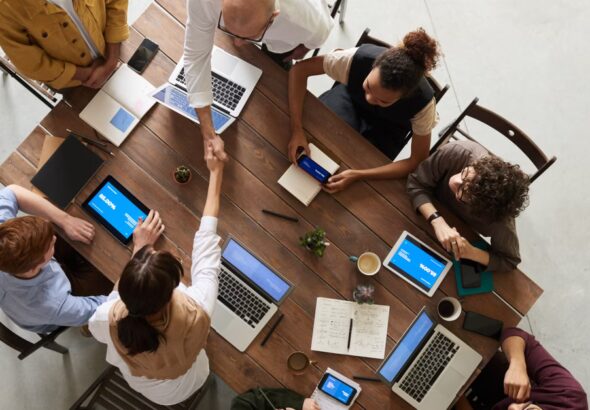 Handschlag nach Service-Workshop als Symbol für Zertifizierungsnutzen im ITSM