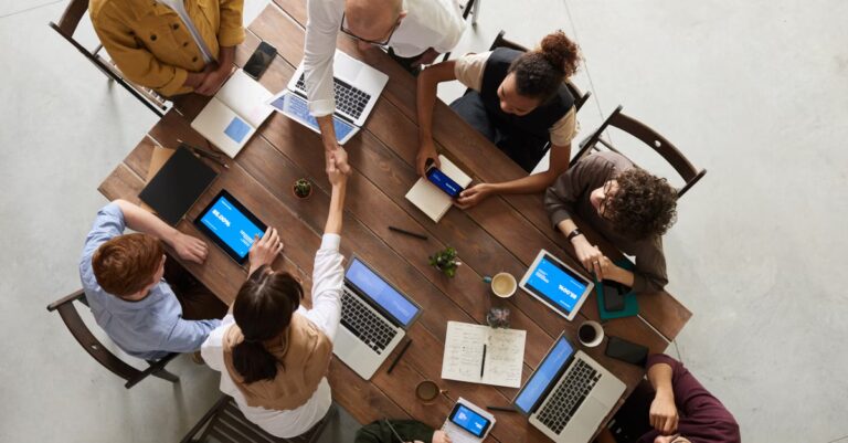 Handschlag nach Service-Workshop als Symbol für Zertifizierungsnutzen im ITSM