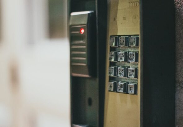 Analoges Telefon als Symbol für klare Störungskommunikation und Statusupdates im IT-Betrieb