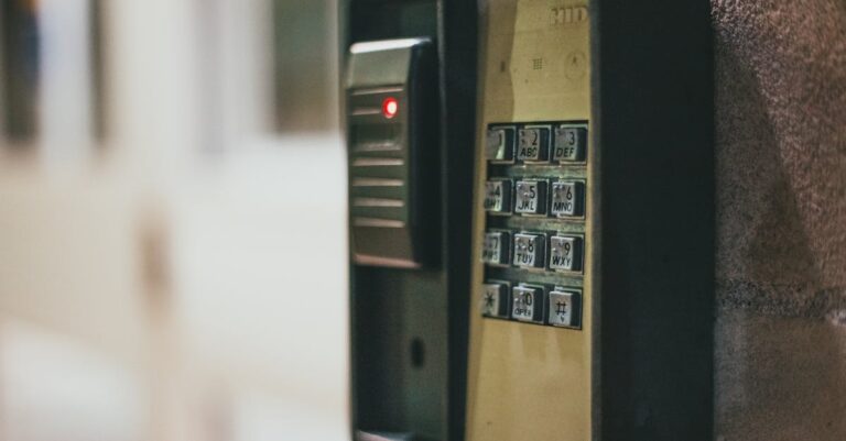 Analoges Telefon als Symbol für klare Störungskommunikation und Statusupdates im IT-Betrieb
