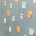 Sticky Notes an einer Glaswand als Symbol für Serviceziele, Error Budgets und Priorisierung im IT-Betrieb