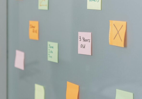 Sticky Notes an einer Glaswand als Symbol für Serviceziele, Error Budgets und Priorisierung im IT-Betrieb