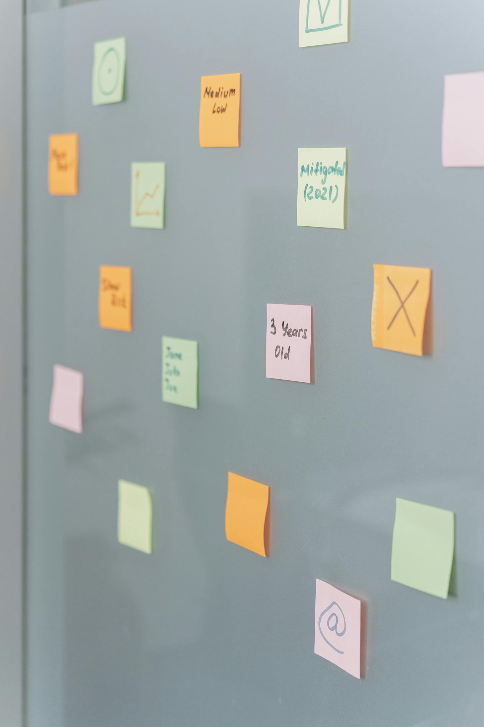 Sticky Notes an einer Glaswand als Symbol für Serviceziele, Error Budgets und Priorisierung im IT-Betrieb