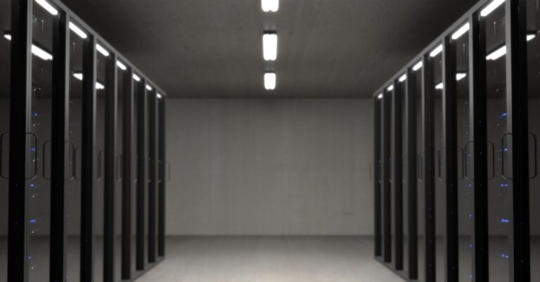 Serverraum mit Racks als Symbol für Softwarebausteine und Abhängigkeiten im IT-Betrieb