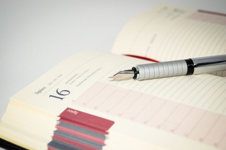 Kalender mit Stift als Symbol für geplante IT-Wartungsfenster und Servicekommunikation
