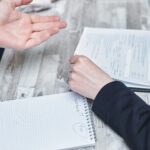 ITIL Version 5 Übergang mit Dokumenten und Besprechungsszene