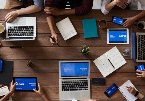 Team prüft KI-Verantwortung und Nachweise im IT-Betrieb