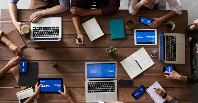 Team prüft KI-Verantwortung und Nachweise im IT-Betrieb