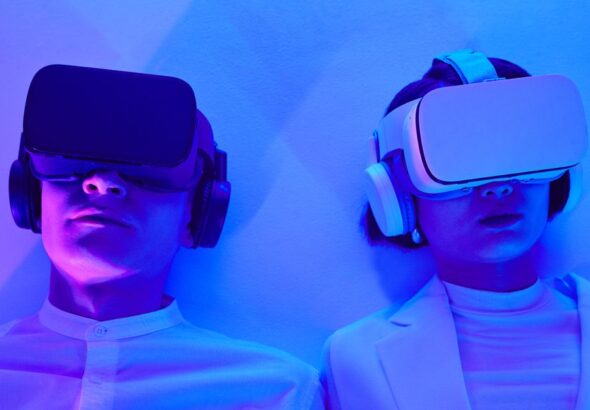 VR-Brillen als Symbol für digitale Werkzeugkontrolle und KI-Schnittstellen