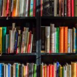 Bücherregale als Symbol für Servicekatalog, Verantwortung und KI-Governance im IT-Betrieb