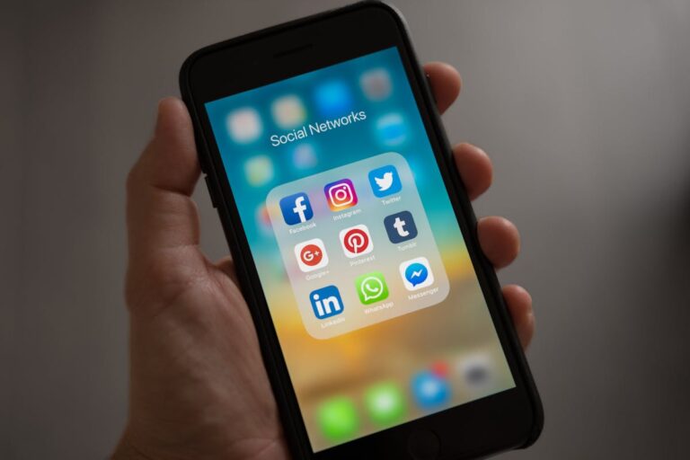 Person prüft einen digitalen Service auf dem Smartphone
