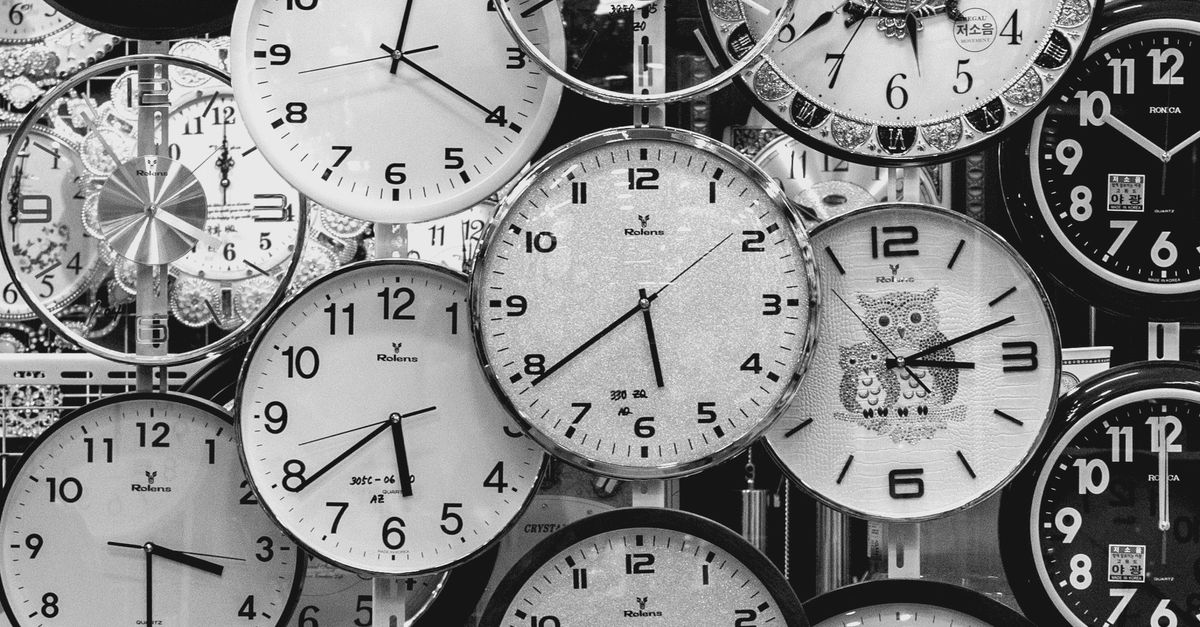 Wanduhr als Symbol für kürzere Zertifikatslaufzeiten und Betriebsautomatisierung