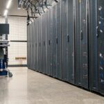 Serverracks im Rechenzentrum als Symbol für kritische IT-Services, Abhängigkeiten und Betriebsverantwortung