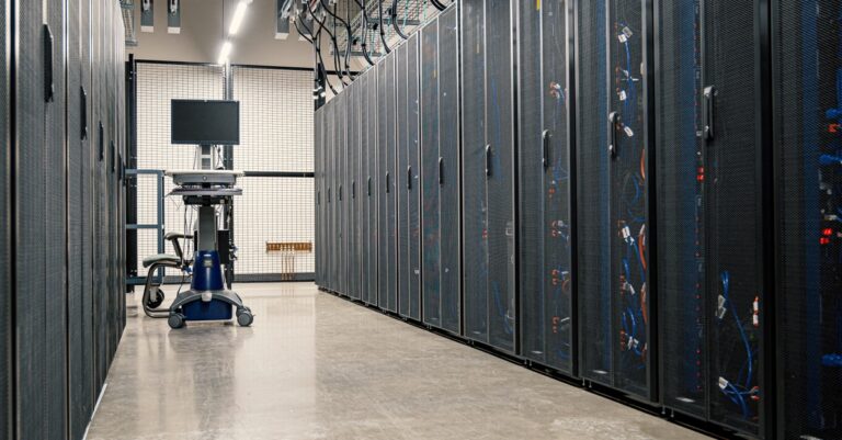 Serverracks im Rechenzentrum als Symbol für kritische IT-Services, Abhängigkeiten und Betriebsverantwortung