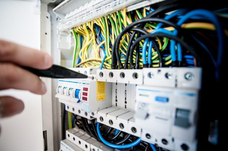 Elektrischer Schalter als Symbol für Feature Flags und kontrollierte Software-Freigaben