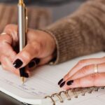 Notizbuch und Stift als Symbol für Auditbelege und Governance im IT-Betrieb