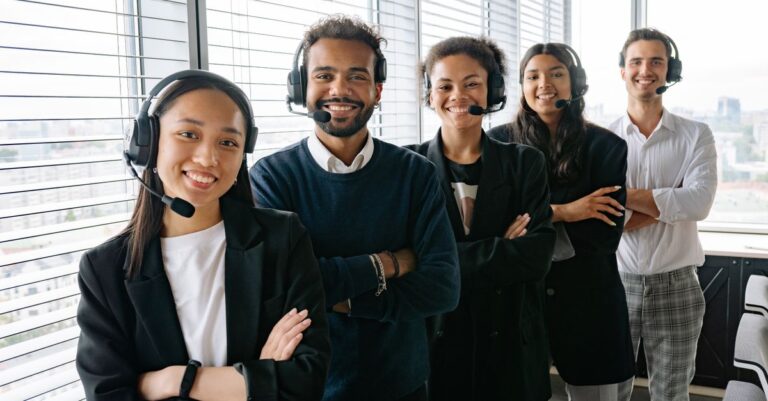 Service Desk Team mit Headsets als Bild für Alarmverantwortung im IT-Betrieb