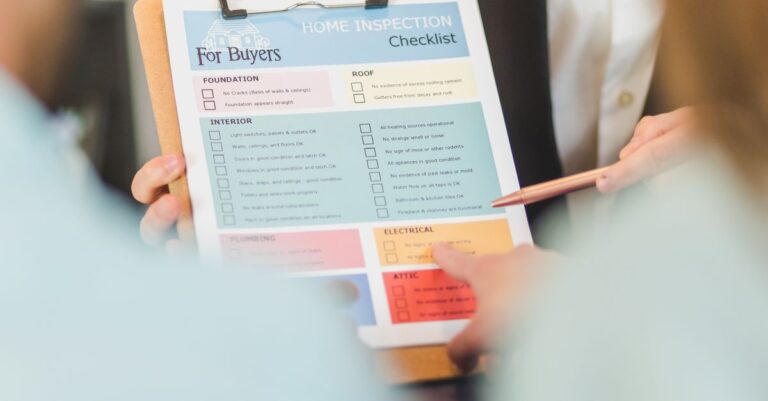 Checklist als Symbol für geprüfte Servicedaten und Automatisierungsreife