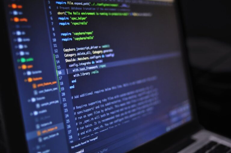 Codeansicht als Symbol für Softwarebestandteile und Abhängigkeiten