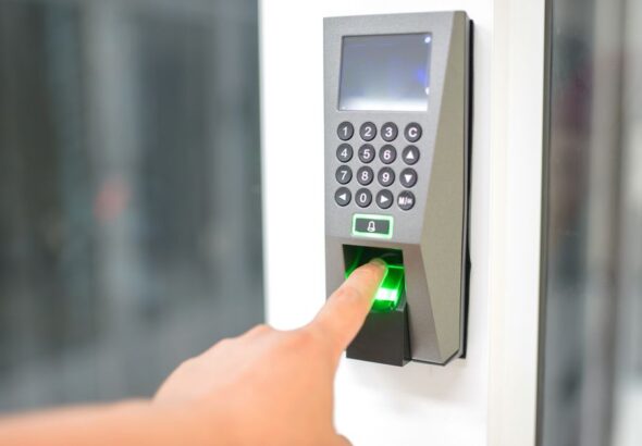 Fingerabdruckscanner als Symbol für zeitlich begrenzte Sonderrechte und Zugriffskontrolle