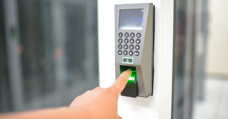 Fingerabdruckscanner als Symbol für zeitlich begrenzte Sonderrechte und Zugriffskontrolle