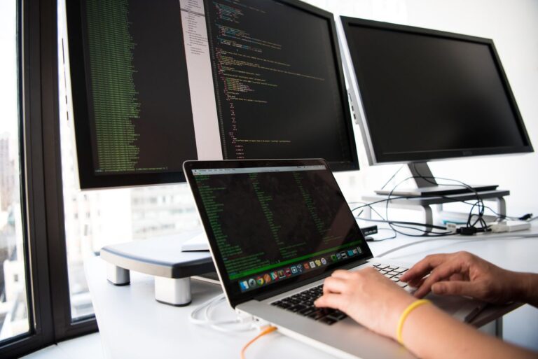 Serverraum als Symbol für alte Systeme und Betriebsrisiken
