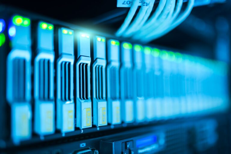 Netzwerkkabel als Symbol für technische Schulden im IT-Betrieb