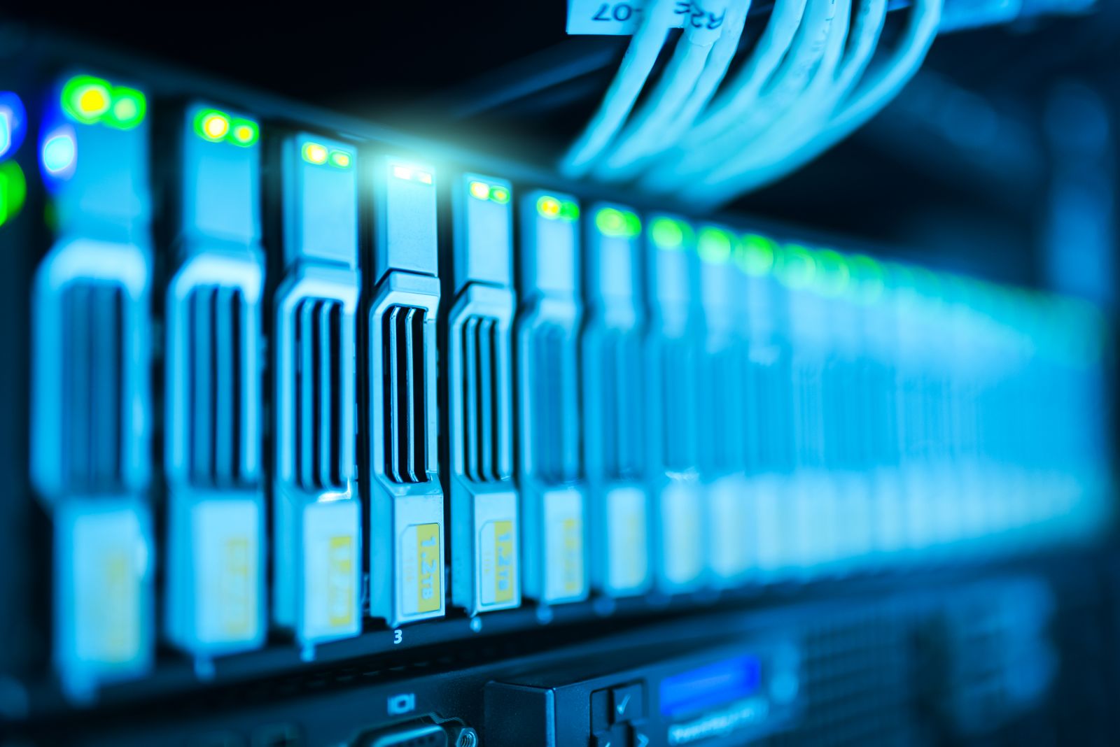 Netzwerkkabel als Symbol für technische Schulden im IT-Betrieb