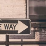 Wegweiser als Symbol für Rückweg und Stopppunkte bei IT-Updates