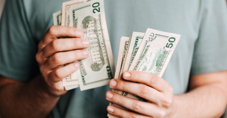 Hand mit Karte als Symbol für Abo-Software, Kontenprüfung und laufende Kosten