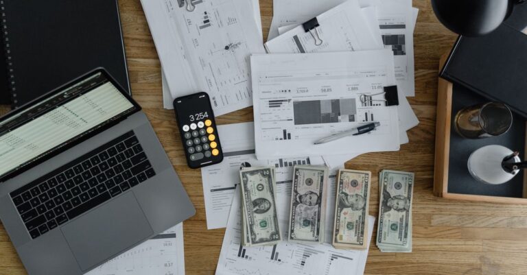 Cloud-Kostenprüfung mit Berichten, Rechner und Budgetunterlagen als Symbol für operative Kostenverantwortung
