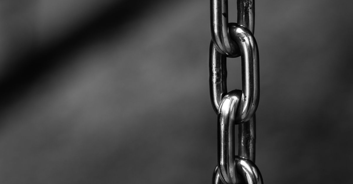 Metallkette als Symbol für technische Abhängigkeiten im Schwachstellenmanagement