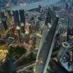 Stadt aus der Vogelperspektive als Symbol für Cloud-Services und Betriebsübersicht