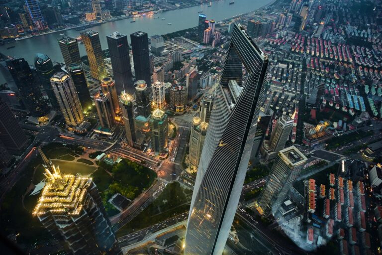 Stadt aus der Vogelperspektive als Symbol für Cloud-Services und Betriebsübersicht