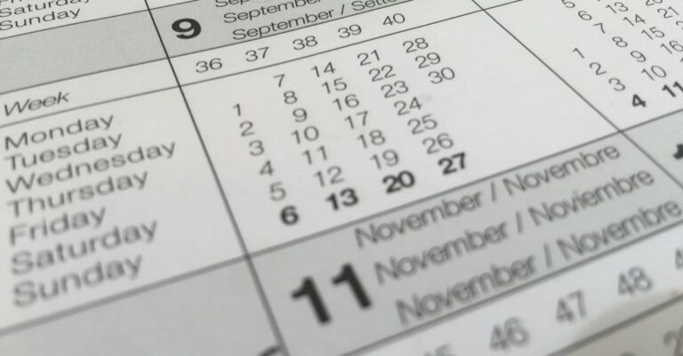 Nahaufnahme eines Kalenders als Symbol für Änderungskalender, Wartungsfenster und Betriebssuche