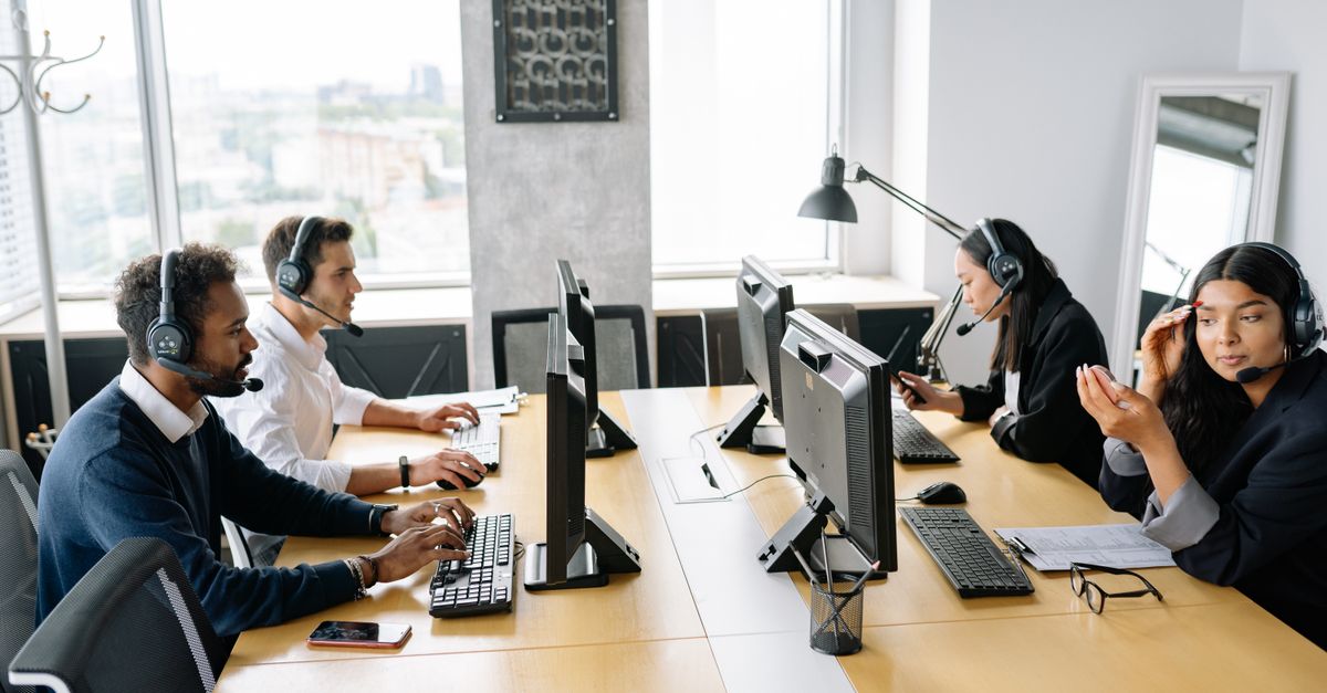 Service-Desk-Team mit Headsets als Motiv für Alarmticket, Dienstbezug und Zuständigkeit