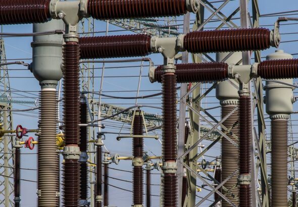 Hochspannungsanlage als Symbol für Stromverbrauch alter Server und Green IT