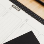 Kalender und Laptop auf einem Schreibtisch als Symbol für Fristen und Audit-Ausnahmen
