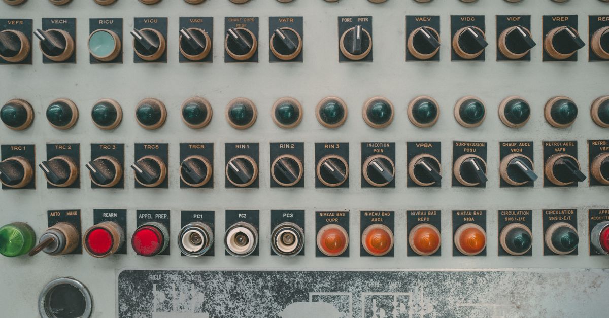 Steuerpult mit Schaltern als Symbol für Cloud-Backup-Wiederherstellung und Restore-Kontrolle