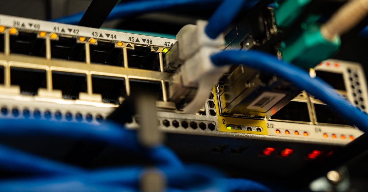 Netzwerk-Switch mit Kabeln als Symbol für Cloud-Infrastruktur, Speicherabhängigkeiten und Aufräumprozesse im Betrieb