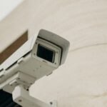 Überwachungskamera als Symbol für kontrollierte Cloud-Zugänge ohne Besitzer