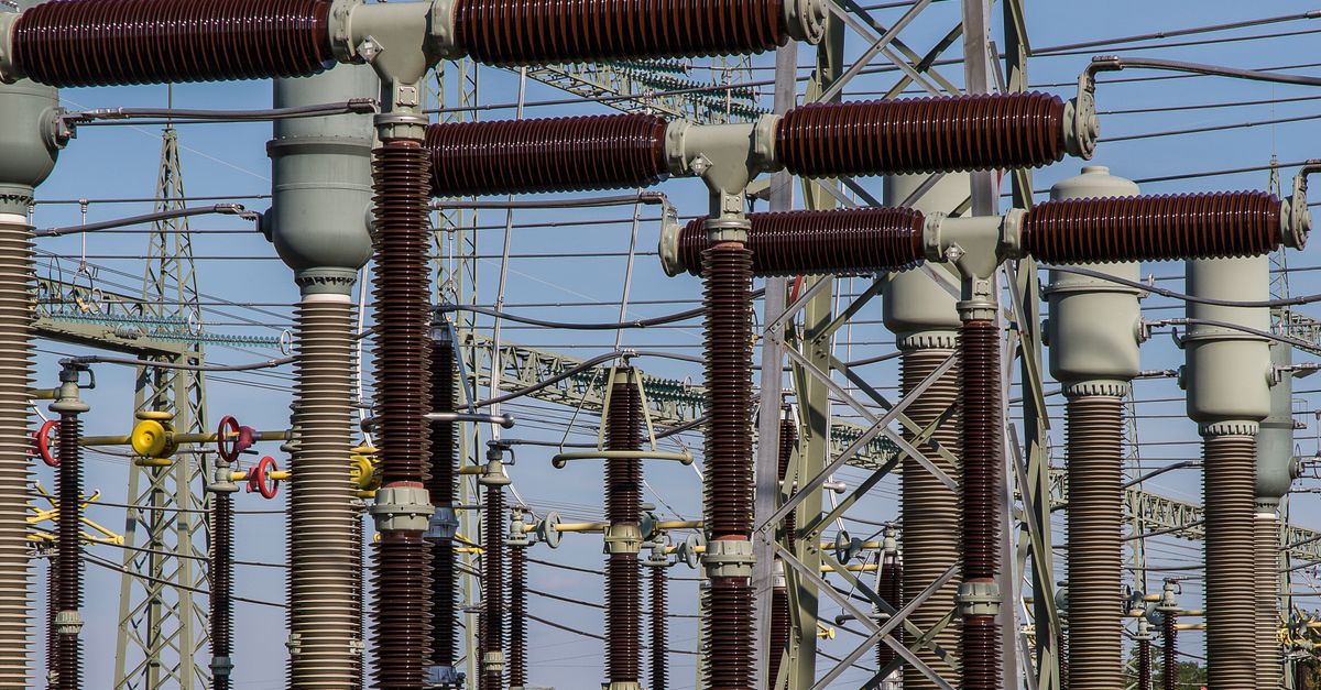 Hochspannungsmast und Stromleitungen als Symbol für Energieverbrauch, Stromrisiko und Green IT im Betrieb