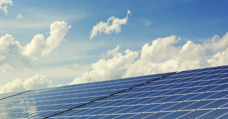 Solarpanels als Symbol für messbare Energiegrenzen und Green-IT-Steuerung im IT-Betrieb